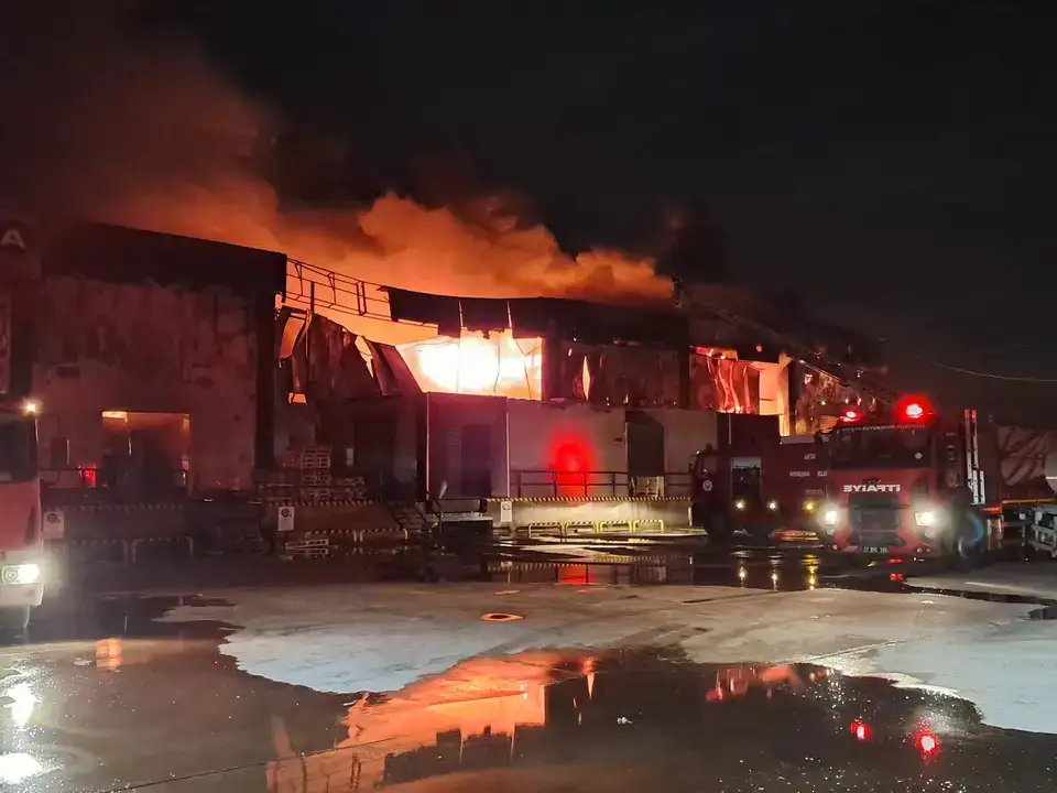 Serik’te Geceyi Alevler Sardı! Soğuk Hava Deposu Yandı 9